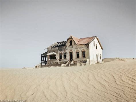  “Houses Built On Sand” - Eine Ode an die Vergänglichkeit und den unaufhaltsamen Wandel der Zeit